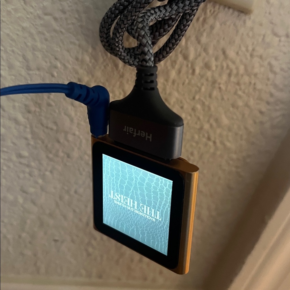 Apple iPod Nano gold with charger. 8 GB - Picture 3 of 5